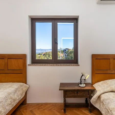 4 Bedroom Pet Friendly In *