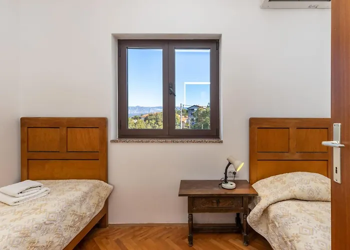 4 Bedroom Pet Friendly In *