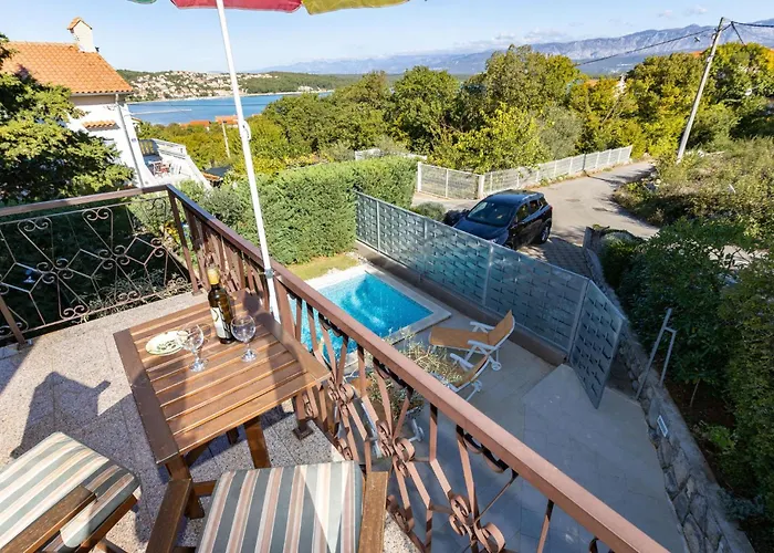 4 Bedroom Pet Friendly In *