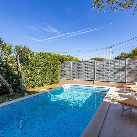 4 Bedroom Pet Friendly In Soline Holiday home