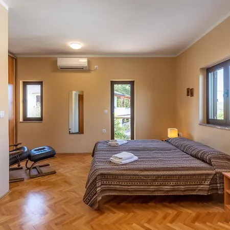 4 Bedroom Pet Friendly In Soline (Krk)