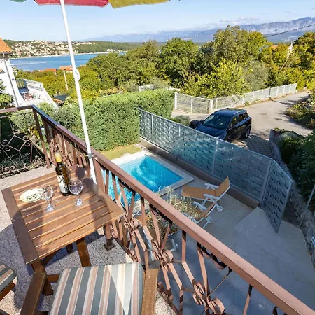 4 Bedroom Pet Friendly In *